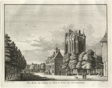 135842 Gezicht op de Markt te Wijk bij Duurstede met het stadhuis en de toren van de Grote Kerk, uit het ...